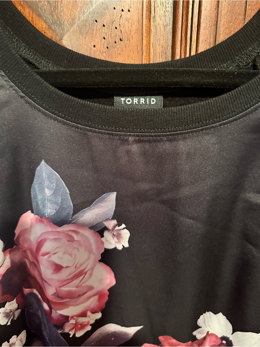 4 TORRID 26/28 SATIN front floral Sweatshirt with Pink Rose Print *Flawed pulls* - Picture 4 of 9